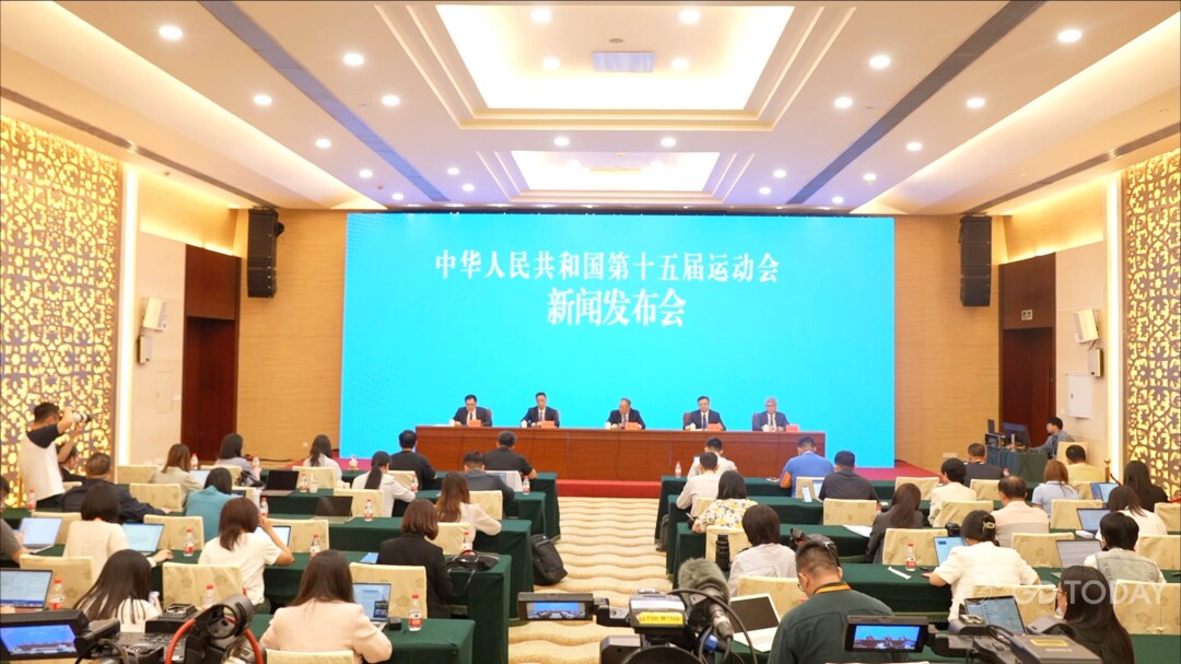 因此