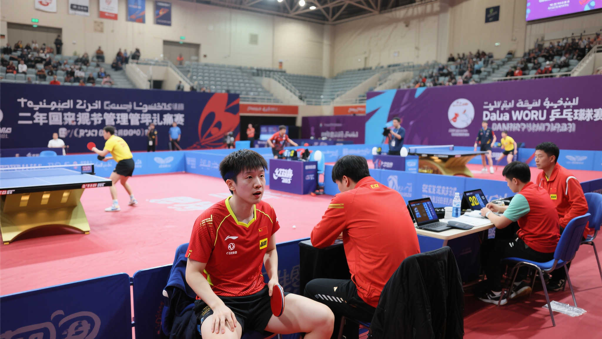 特背后的 特背后的